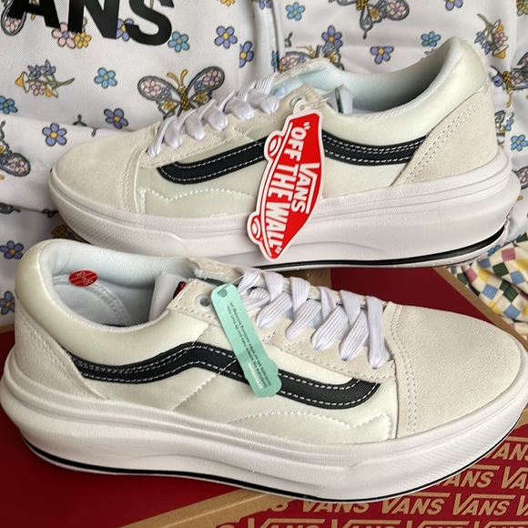 Vans WMNS Old Skool Over
White
VN0A7Q5EWHT
Platforms Sneakers - Picture 11 of 16